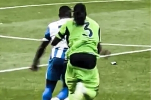 在线下注-富勒姆球员巴锡边踢比赛边掉裤子，社媒回应：这场我肯定提好裤子