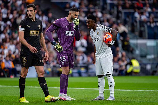 1743898764920066722.jpg 打瓦伦小熊又成“主角”,皇马跟西甲冠军说拜拜?