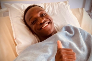 摩纳哥小将尼博姆贝此前心脏骤停倒地,目前已无大碍