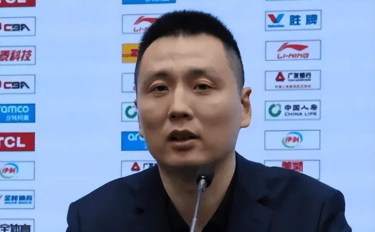 输深圳发布会！卢伟解析不上白边与末节体能问题，两度揽责背锅