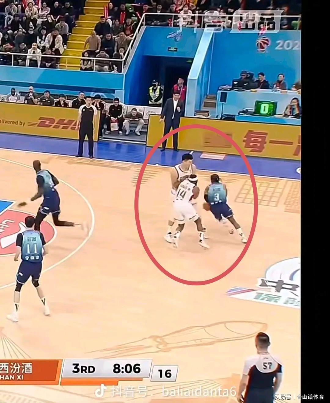 太离谱了！2米22中锋0分0助，仅抢了1个篮板，在场上竟然防自己人